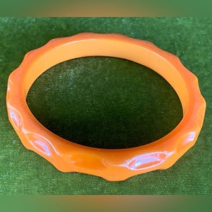 Vintage Carved Butterscotch Bakelite Bangle TESTED