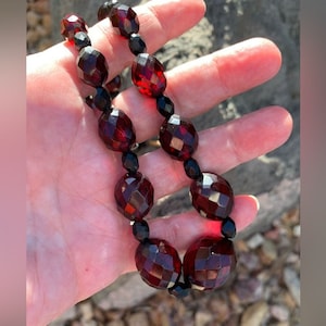 Vintage Faceted Cherry and Black Graduated Bakelite Necklace TESTED 28.3 Grams