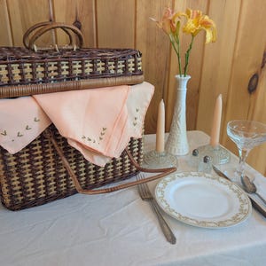 La Table No. 1 - Vintage Picknickkorgset för 4 – Antikt bayerskt porslin, kristallkupor, handbroderade servetter