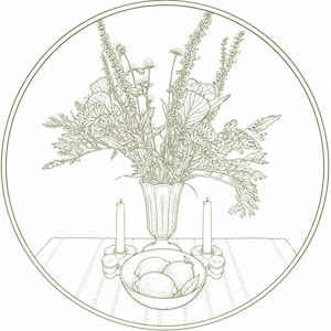 Pode incluir: Uma ilustração circular de arte linear em verde-oliva apresentando um buquê de várias flores silvestres em um vaso canelado. Duas velas cônicas em suportes em forma de flor ladeiam o vaso, e uma tigela contendo três limões está em primeiro plano.
