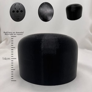 Peut inclure: Un formier à chapeau noir, d'environ 14 cm de haut, avec un dessus arrondi et une base cylindrique. L'image comprend une règle indiquant la hauteur en centimètres. D'autres composants noirs de fabrication de chapeaux sont également présentés. Le texte "CROCHEZ France 56" est visible.