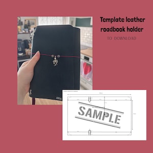 Peut inclure: Un porte-carnet de route en cuir noir avec un cordon rouge et un charm argenté. Le texte "Template leather roadbook holder TO DOWNLOAD" est visible. Un schéma avec le mot "SAMPLE" est également inclus.