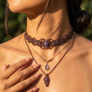 Makramee Choker mit Lepidolith Stein, Dunkelbraun Edelstein Mikromakramee Halskette, Handgefertigter Kristall Choker, spiritueller Schmuck Geschenk für Sie