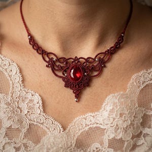 Macraméketting met rood kristal, bordeauxrode sieraden, handgemaakte micromacraméketting, feeënchoker, delicate Victoriaanse ketting, boho-sieraden
