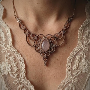 Collier en macramé, collier en macramé avec quartz rose, collier en cristal en macramé, délicat tour de cou en micromacramé avec pierres précieuses, collier victorien