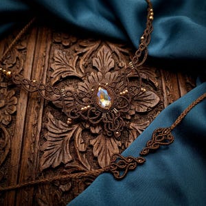 Collar de macramé, collar de micromacramé con cristal Preciosa, collar de micromacramé marrón, collar de cristal en forma de pera