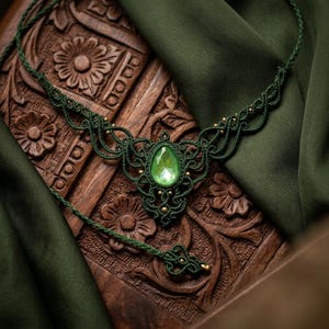 Collana in macramè fatta a mano, girocollo in cristallo verde, gioielli boho, collana scintillante, delicato collier, elegante regalo con collana di cristallo per lei