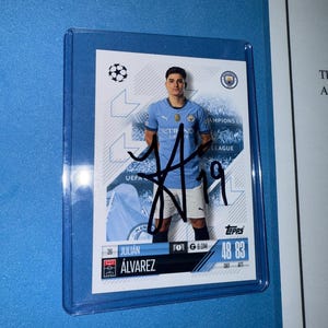 "Julian Alvarez signierte ""Match Attax"" Karte mit COA."