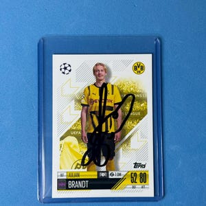 "Julian Brandt signierte ""Match Attax"" Karte mit Echtheitszertifikat."