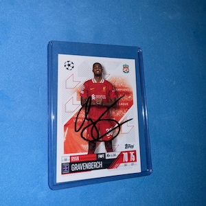 Auf der Karte ist die signierte Match Attax Karte mit COA zu finden