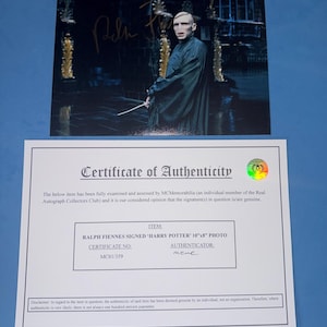 Fotografía de Harry Potter firmada por Ralph Fiennes de 25 x 20 cm con certificado de autenticidad