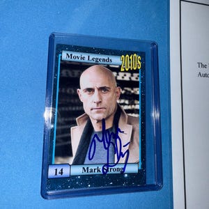 Tarjeta coleccionable firmada de Mark Strong 'Movie Legends' con certificado de autenticidad