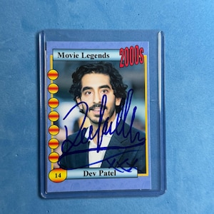 Tarjeta coleccionable autografiada 'Movie Legends' de Dev Patel con certificado de autenticidad