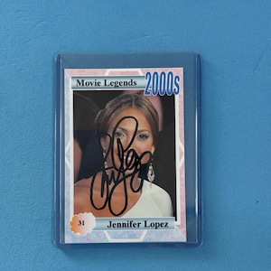 Jennifer Lopez autografou o cartão colecionável "Movie Legends" com a COA