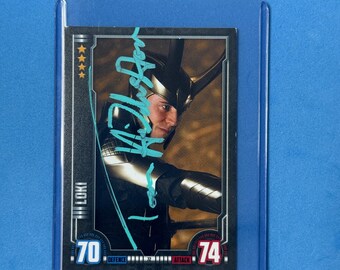 トム・ヒドルストン直筆サイン入りヒーロー・アタックスカード（COA 