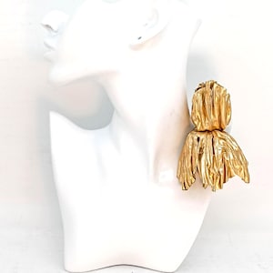 Luxurious Gold Fabric Brooch - Make a Statement with this Oversized Iris Pin