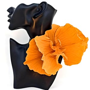 Broche grande de flor de tela amarilla: accesorio único para tallas grandes