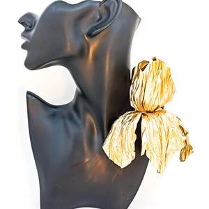 Luxurious Gold Silk Brooch: Extra Large and Perfectly Elegant