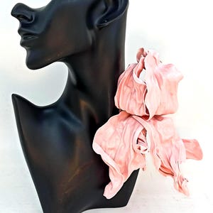 Broche met roze bloemen - extra groot bloemenaccessoire voor een opvallende stijl
