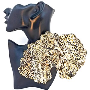 Broche con estampado de serpiente. Broche informal. Broche grande. Broche grande negro y amarillo. Broche grande con flores. Alfiler grande. Broche con flores de tela