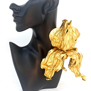 Luxurious Gold Brooch: Extra Large and Perfectly Elegant