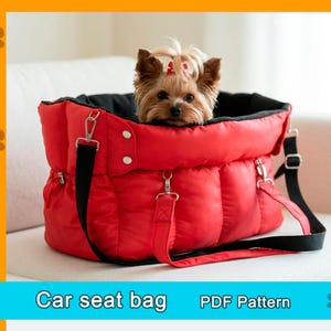 Puede incluir: Una bolsa roja para asiento de coche con interior negro y correa para el hombro negra. Un perro pequeño con pelaje marrón y canela está dentro de la bolsa. El texto "Car seat bag" y "PDF Pattern" es visible en la parte inferior de la imagen.