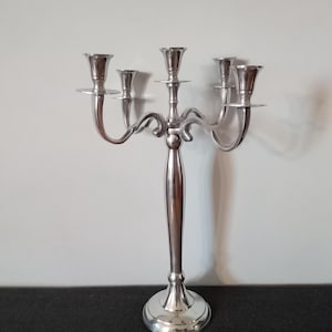 Femarmad silverfärgad metallkandelaber