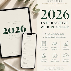 Könnte beinhalten: Ein digitaler Planer und ein Smartphone zeigen den Text "2026 Interactive Web Planner". Der Planer befindet sich auf einem Tablet mit dem Text "A Year of Intention". Das Telefon zeigt einen Index. Das Design umfasst Symbole für Wellness, Ziele und Backup.