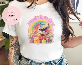 Camiseta de dinosaurio Tengo Hambre / Humor español / Latina Funny / Latinx / Español / Camiseta de manga corta de jersey unisex