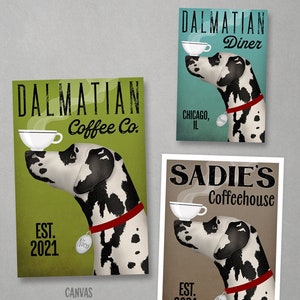 Puede incluir: Tres carteles de estilo vintage con un dálmata sosteniendo una taza de café. Los carteles son para "Dalmatian Coffee Co.", "Dalmatian Diner" y "Sadie's Coffeehouse". Cada cartel tiene un color de fondo diferente e incluye el nombre del establecimiento, un lema y el año en que se fundó.