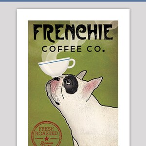 Puede incluir: Un póster de estilo vintage con un Bulldog Francés con una taza de café sobre su cabeza. El póster tiene el texto "FRENCHIE COFFEE CO." y "CHICAGO" en una fuente retro. El póster también incluye un círculo rojo con el texto "FRESH ROASTED" y una estrella.