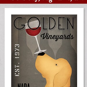 Puede incluir: Un póster de estilo vintage con un perro golden retriever mirando hacia arriba a un vaso de vino tinto. El póster dice "GOLDEN Vineyards EST. 1973 NAPA VALLEY".