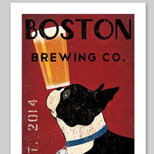 Op de afbeelding: Een vintage poster voor Boston Brewing Co. met een zwart-witte Boston Terrier die uit een glas bier drinkt. De poster heeft een rode achtergrond met witte tekst die "Boston Brewing Co." en "Est. 2014" en "Boston, MA" luidt.