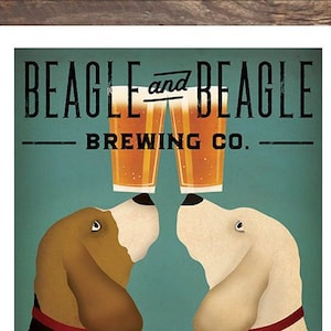 Puede incluir: Un póster de estilo vintage con fondo azul verdoso que muestra dos beagles bebiendo de jarras de cerveza. El texto dice "BEAGLE and BEAGLE BREWING CO." y "YOUR CITY HERE".