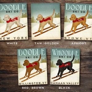 Puede incluir: Cinco pósters ilustrados de estilo vintage con perros doodle y whoodle esquiando. Los pósters tienen un fondo de madera rústica. Los perros llevan bufandas rojas y tienen nombres en ellos. Los pósters tienen el texto "Doodle Ski Co." y "Whoodle Ski Co." y las ubicaciones "Nueva York", "Stowe, VT", "Killington, VT" y "Canaan Valley". Los perros son blancos, tostados, albaricoque, rojo/marrón y negros.