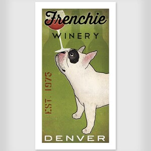 Peut inclure: Une affiche de style vintage pour la cave Frenchie Winery, fondée en 1975, à Denver. L'affiche représente un bouledogue français de dessin animé regardant un verre de vin rouge.