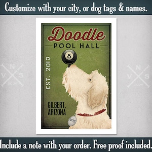 Puede incluir: Una ilustración de estilo vintage de un perro blanco con un collar marrón y una etiqueta que dice "Barley". El perro está mirando hacia la derecha. La ilustración está sobre un fondo verde con el texto "Doodle Pool Hall" y "Est. 2015" en blanco. El texto "Gilbert, Arizona" también está incluido en blanco.