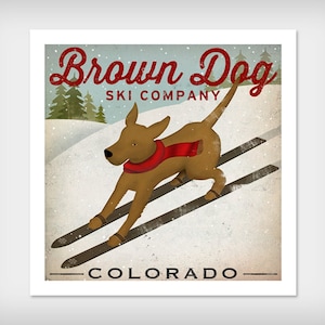 Puede incluir: Una ilustración de estilo vintage de un perro marrón con una bufanda roja esquiando por una montaña nevada. El texto "Brown Dog Ski Company Colorado" aparece en la imagen.