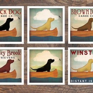 Puede incluir: Seis ilustraciones de estilo vintage de perros en canoas. Cada ilustración presenta una raza de perro diferente y un nombre diferente. Los nombres son "Black Dog Canoe Co.", "Brown Dog Canoe Co.", "Bentley Brook Retrievers" y "Winston Distant Island".