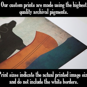 Puede incluir: Una ilustraci&oacute;n en blanco y negro de un perro en una canoa. El perro est&aacute; mirando hacia el lado izquierdo de la imagen. La canoa es naranja y marr&oacute;n. El fondo es un dise&ntilde;o abstracto azul y verde. El texto "Nuestras impresiones personalizadas est&aacute;n hechas con pigmentos de archivo de la m&aacute;s alta calidad." est&aacute; en la parte superior de la imagen. El texto "Los tama&ntilde;os de impresi&oacute;n indican el tama&ntilde;o real de la imagen impresa y no incluyen los bordes blancos." est&aacute; en la parte inferior de la imagen.