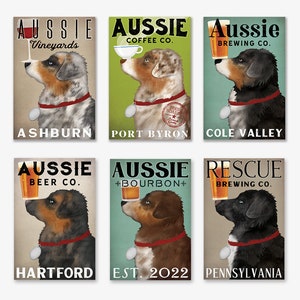 Puede incluir: Seis carteles de estilo vintage con un perro pastor australiano con diferentes bebidas y texto. Los carteles están en formato de cuadrícula con el texto "Aussie" en cada cartel. El texto en los carteles incluye "Vineyards", "Coffee Co.", "Brewing Co.", "Beer Co.", "Bourbon" y "Rescue Brewing Co.". Los carteles también incluyen las ubicaciones "Ashburn", "Port Byron", "Cole Valley", "Hartford", "Est. 2022" y "Pensilvania".