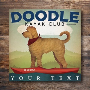 Puede incluir: Una ilustración de estilo vintage de un perro caniche dorado con un pañuelo rojo, de pie en un kayak rojo con el texto "SS COOPER" en él. El texto "DOODLE KAYAK CLUB" está en la parte superior de la imagen, y el texto "YOUR TEXT" está en la parte inferior.