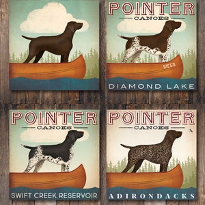 Peut inclure: Quatre illustrations de style vintage de Braques allemands à poil court dans des canots. Chaque illustration présente le nom de la race du chien, "POINTER CANOES", et le nom du lieu. Les lieux sont Diamond Lake, Swift Creek Reservoir et Adirondacks.