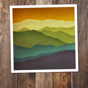 Peut inclure: Une illustration numérique d'une chaîne de montagnes avec un ciel de coucher de soleil. Les montagnes sont superposées dans des tons de vert, de bleu et de brun. Le ciel est un dégradé d'orange, de jaune et de blanc.