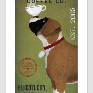Puede incluir: Un póster de estilo vintage para Boxer Coffee Co. presenta un perro Boxer marrón y blanco equilibrando una taza de café. El póster incluye el texto "BOXER COFFEE CO." y "ELLICOTT CITY, MARYLAND". Un sello rojo dice "FRESH ROASTED PREMIUM QUALITY".