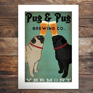 Puede incluir: Una ilustraci&oacute;n de estilo vintage de dos carlinos, uno negro y otro marr&oacute;n, sobre un fondo azul. Est&aacute;n sosteniendo dos vasos de cerveza con el texto "Pug & Pug Brewing Co. Vermont" debajo.