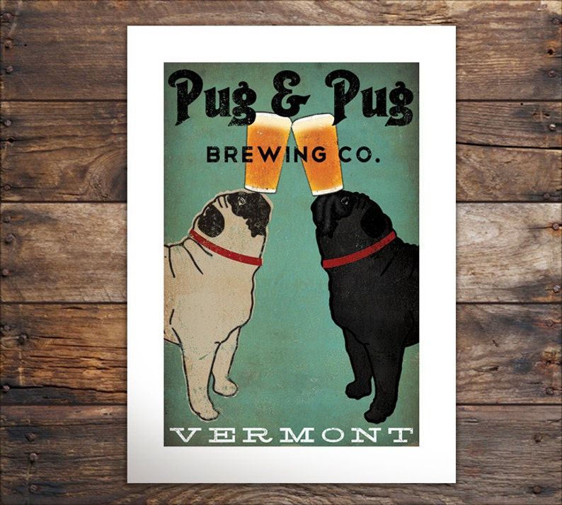 Puede incluir: Una ilustraci&oacute;n de estilo vintage de dos carlinos, uno negro y otro marr&oacute;n, sobre un fondo azul. Est&aacute;n sosteniendo dos vasos de cerveza con el texto "Pug & Pug Brewing Co. Vermont" debajo.