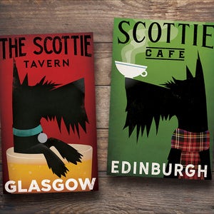 Puede incluir: Dos carteles rectangulares con un diseño de Scottish Terrier negro. Uno es rojo con el texto "The Scottie Tavern Glasgow", el otro verde con "Scottie Cafe Edinburgh". El perro está representado de forma estilizada.
