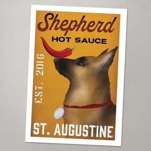 Puede incluir: Un póster de estilo vintage que anuncia "Shepherd Hot Sauce" con un perro pastor alemán con un chile rojo en la boca. El póster tiene un fondo amarillo con el texto "EST. 2016" y "ST. AUGUSTINE" en rojo.