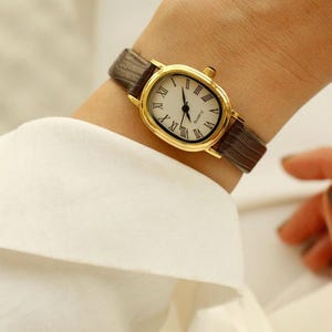 Vintage Style Gold Women’s Watch – Roman Numerals, Brown Leather Strap, Elegant Quartz Wristwatch, Classic Small Face Watch for Women